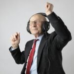 <font dir="auto" style="vertical-align: inherit;"><font dir="auto" style="vertical-align: inherit;">Prendre soin de soi pour prendre soin des autres</font></font> Senior man enjoying music with headphones, expressing happiness and energy.